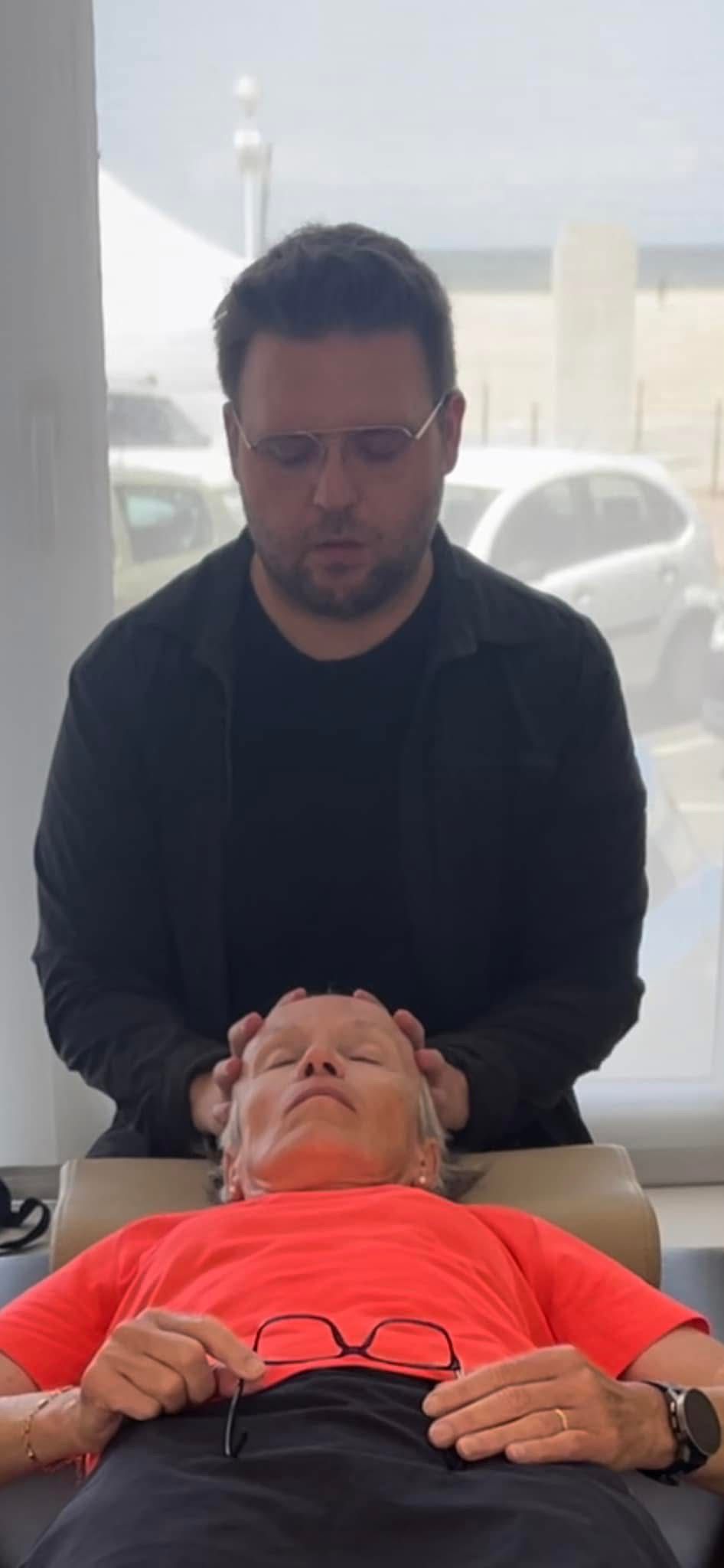 Alexis pratiquant un soin crânien lors de La Normandique