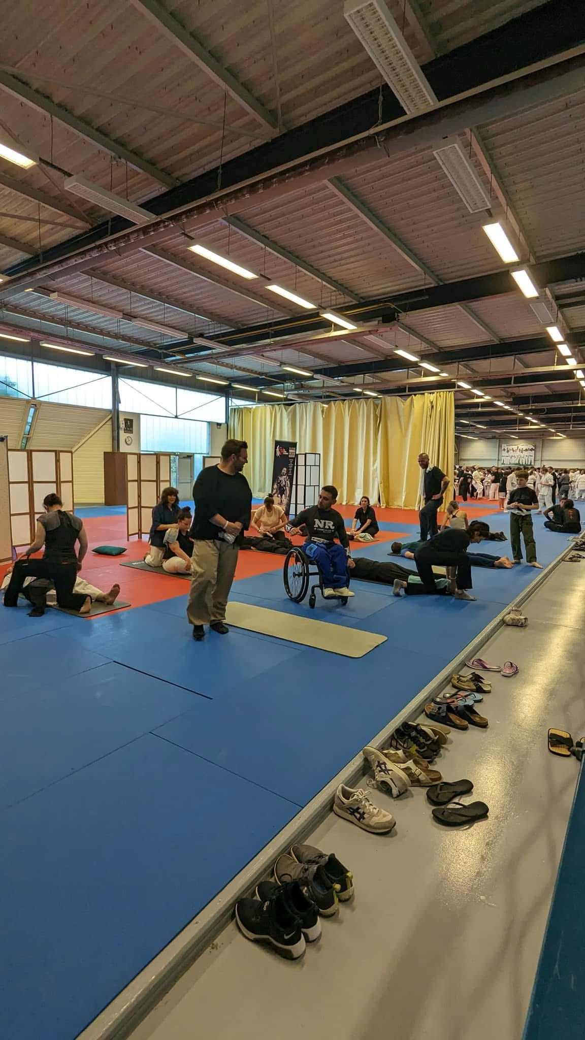 Séance de shiatsu sur tatami lors des 24 Heures du Samouraï